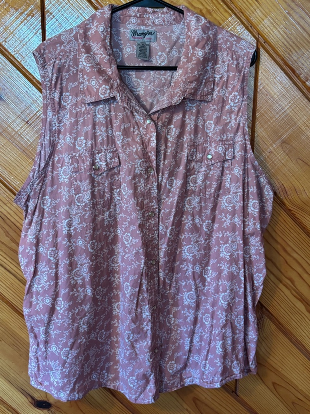 Wrangler Women’s Dusty Rose Paisley Sleeveless Button-Down Top